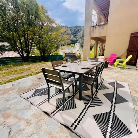 - Bottom Of Villa, Quiet Garden, And Pool 아파트