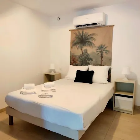 - Bottom Of Villa, Quiet Garden, And Pool 아파트 *