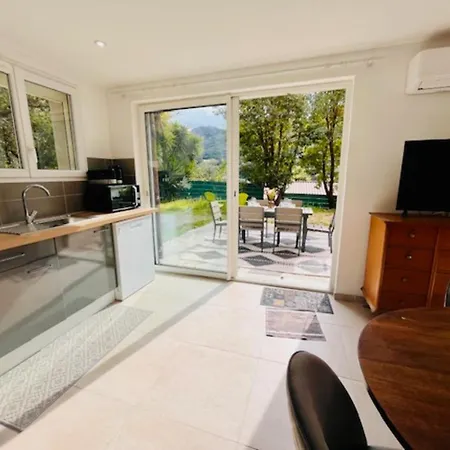 - Bottom Of Villa, Quiet Garden, And Pool Apartman