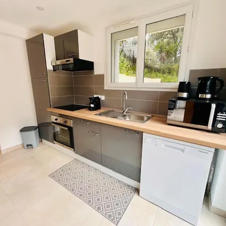 Apartman - Bottom Of Villa, Quiet Garden, And Pool Eccica-Suarella