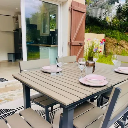 - Bottom Of Villa, Quiet Garden, And Pool 아파트 엑시카수아렐라