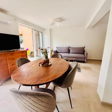 - Bottom Of Villa, Quiet Garden, And Pool 엑시카수아렐라