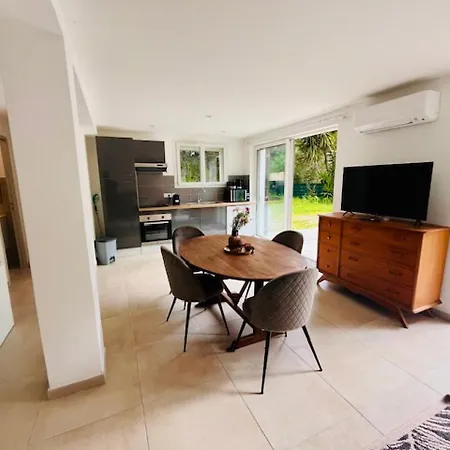 - Bottom Of Villa, Quiet Garden, And Pool 아파트